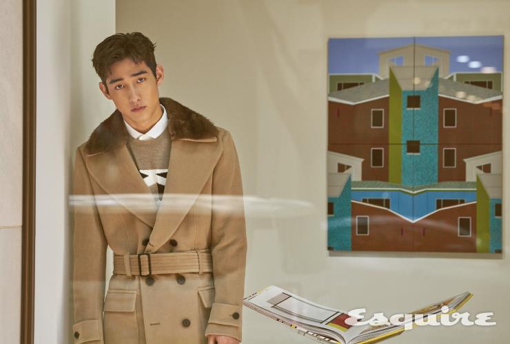 퍼 칼라 벨티드 코트 가격 미정 펜디. 니트 톱 81만원 닐바렛. 셔츠 스타일리스트 소장품. 