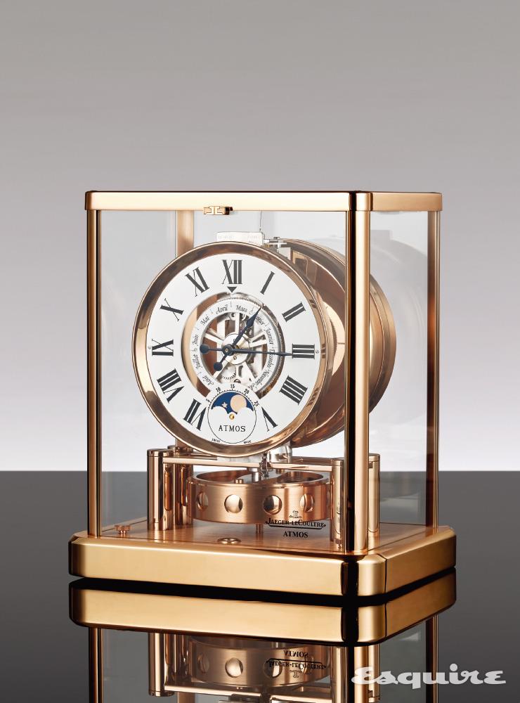 JAEGER LECOULTRE. 주변 공기의 온도 변화를 통해 스스로 동력을 축적하는 시계. 다이얼 6시 방향에는 달의 변화를 확인할 수 있는 문페이즈 인디케이터가 있다. 가로 20cm, 세로 22.5cm 케이스는 브라스로 고급스럽게 마감했다. 애트모스 클래식 문 1310만원 예거 르쿨트르. 