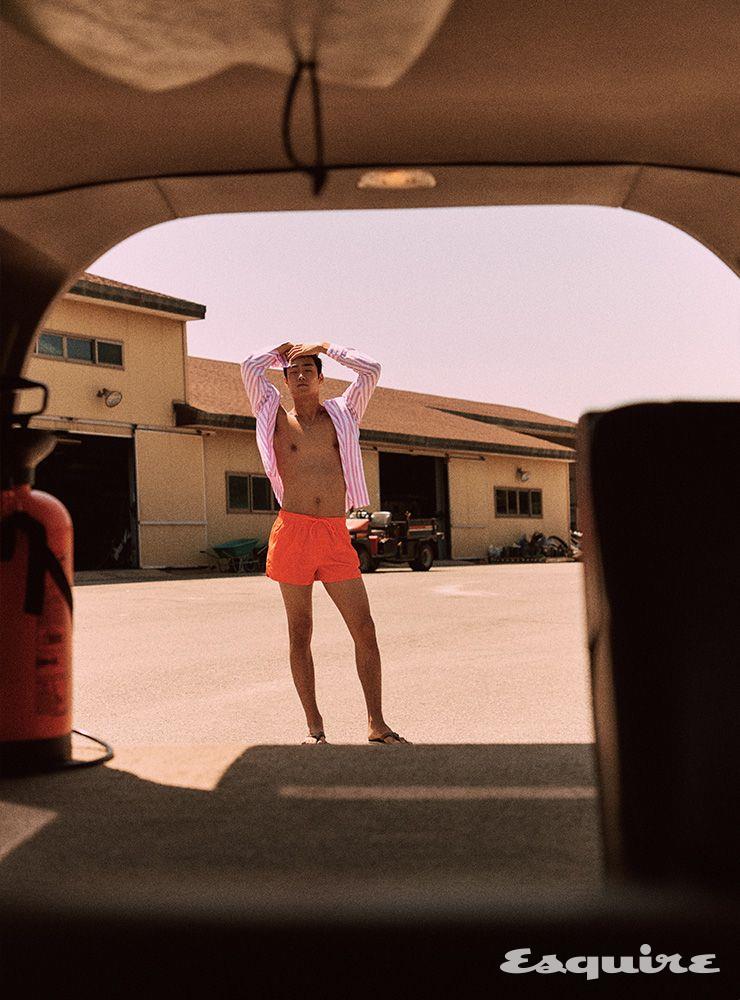 줄무늬 셔츠 가격 미정 에르메스. 수영복 1만4900원 H&M. 플립플롭 모델 소장품. 네크리스 에디터 소장품.