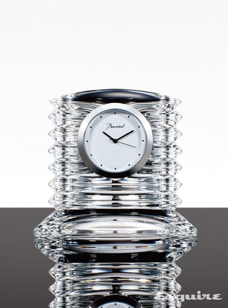 BACCARAT. 크리스털 명가 바카라가 만든 테이블 클락. 높이 7.5cm의 아담한 크기 덕분에 책상 위에 두기에도 부담 없다. 사비넬 & 로즈(Savinel & Roze) 듀오가 디자인했으며, 빛을 받으면 눈부신 광채를 내뿜는다. 라랑드 클락 70만원 바카라. 