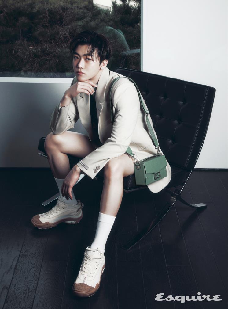 싱글브레스티드 재킷 300만원대, FF 패턴 리넨 셔츠 100만원대, 울 쇼츠 가격 미정, 미드톱 펜디 랩 스니커즈 100만원대, 펜디 쉐도우 레더 바게트 소프트 트렁크 200만원대 모두 펜디.