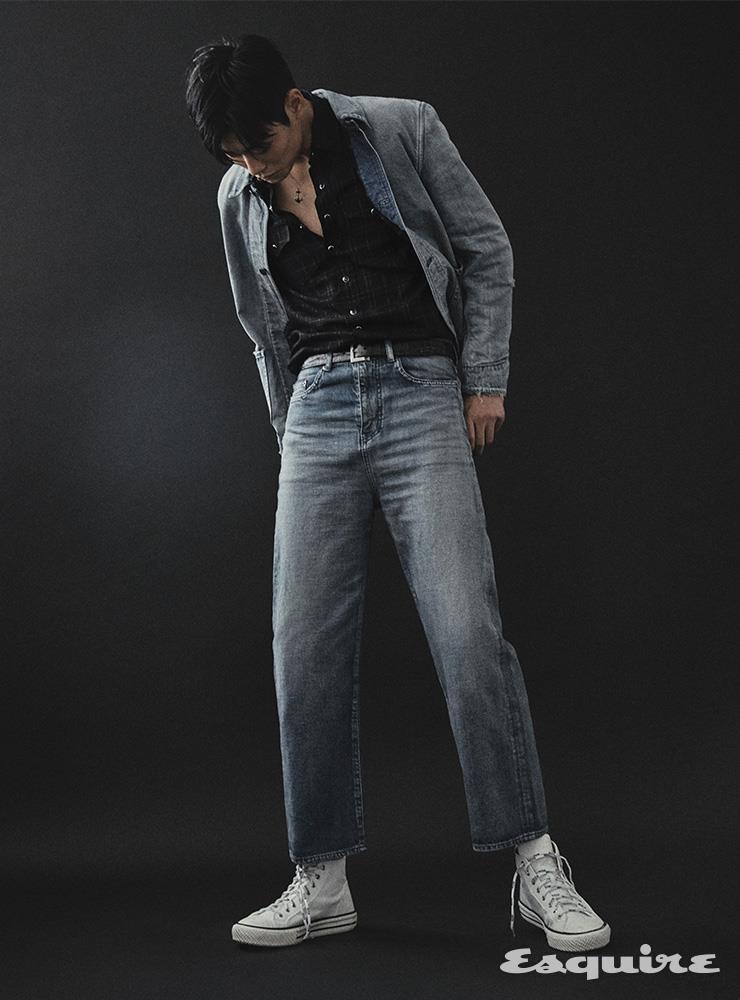 데님 재킷, 블랙 버튼 업 셔츠, 데님 팬츠, 블랙 레더 벨트, 닻 펜던트 네크리스 모두 가격 미정 생 로랑 by 안토니 바카렐로. 하이톱 스니커즈 81만원 발렌티노 가라바니.