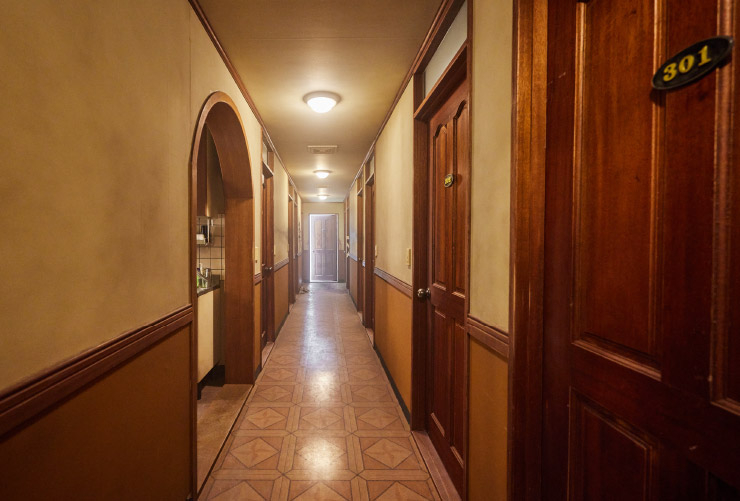 영화감독 연상호의 전시 ‘지옥’. 건물 한편에 고시원 시설을 최대한 사실적으로 조성하고, 그 속에 ‘심판’을 받은 인간의 형상을 넣어 일상과 비일상, 실재와 심리 세계가 뒤틀린 기이한 경험을 선사했다.