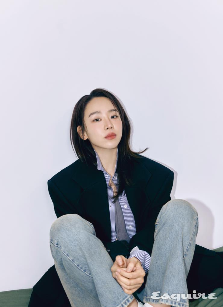 블랙 코트 보테가 베네타. 셔츠 더로우 by 네타포르테. 튜브톱 육스. 진 메종 마르지엘라 by 육스.