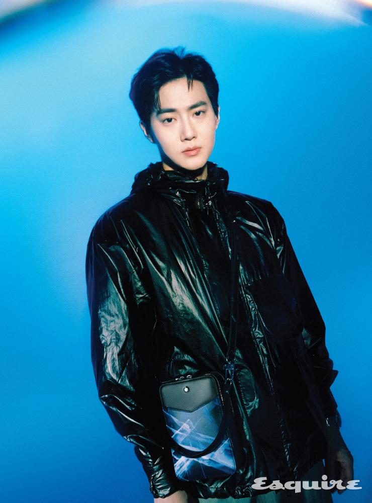 톱 핸들과 탈착 가능한 스트랩이 있어 토트와 크로스로 연출할 수 있는 마이스터스튁 셀렉션 글래시어 미니 리포터 백 몽블랑. 윈드브레이커 언어펙티드. 팬츠 산산기어.